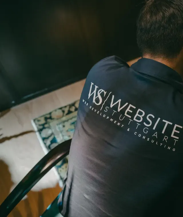 Teammitglied von Website Stuttgart im gebrandeten Polo