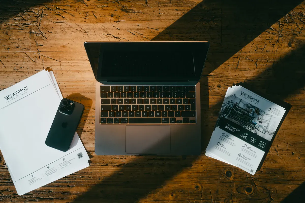 Branding von Website Stuttgart — Laptop, Smartphone und Geschäftsausstattung