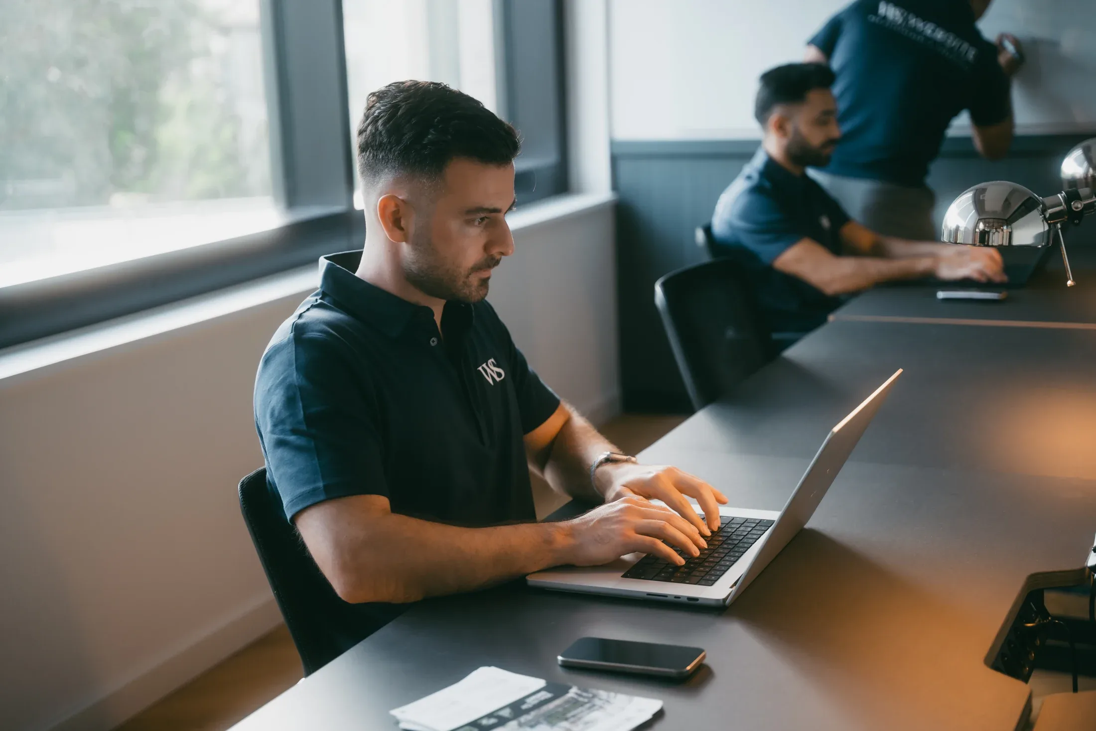 Entwickler von Website Stuttgart optimiert eine Website am Arbeitsplatz