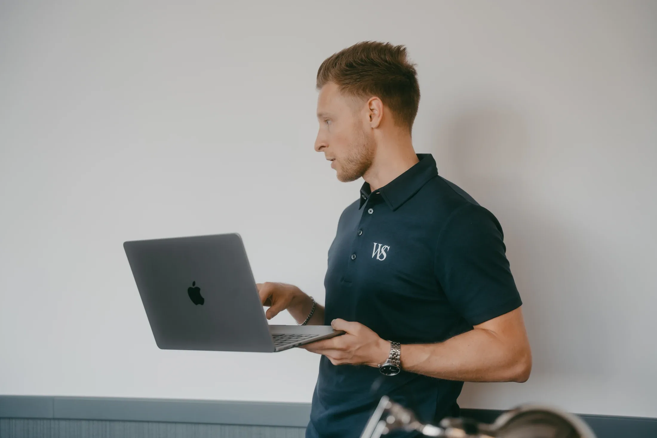 SEO-Berater von Website Stuttgart erklärt Ergebnisse am Laptop