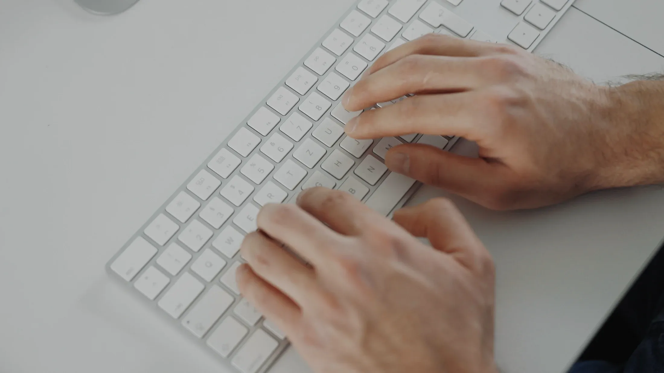 Konzentrierte WordPress-Pflege an der Tastatur bei Website Stuttgart