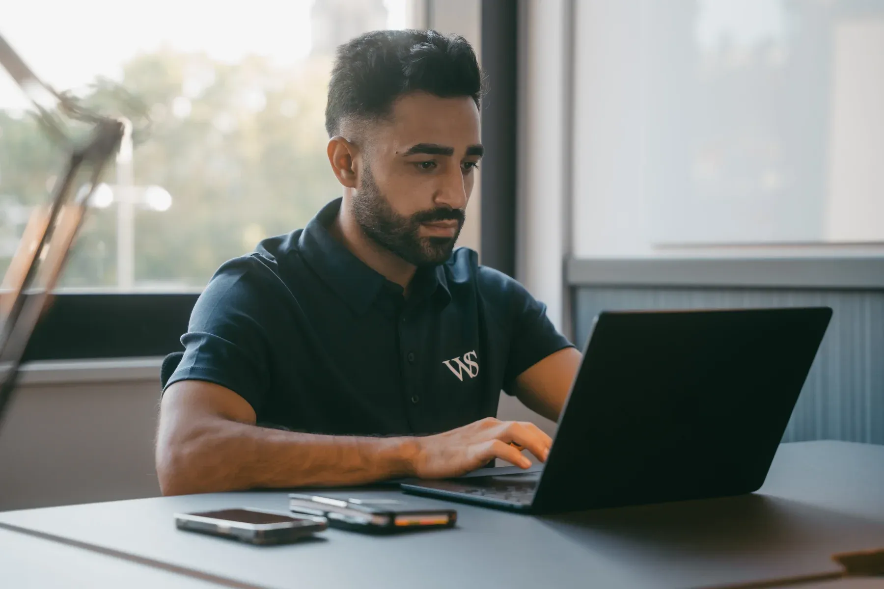Konzentrierte Arbeit an einer Landing Page bei Website Stuttgart