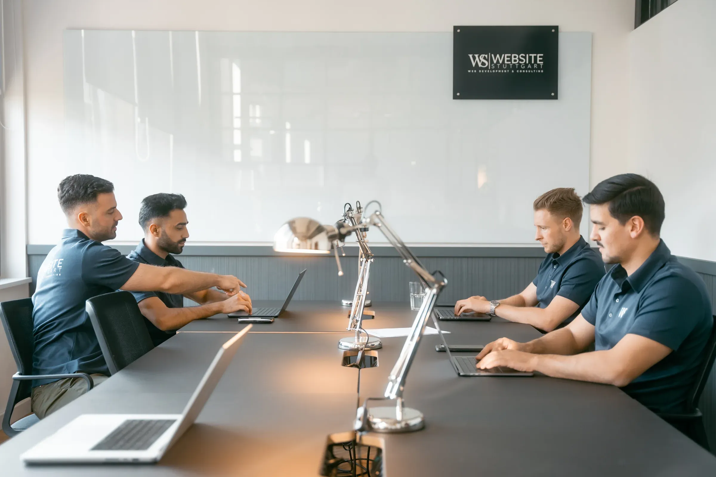 Team von Website Stuttgart bei der Projektarbeit im Besprechungsraum