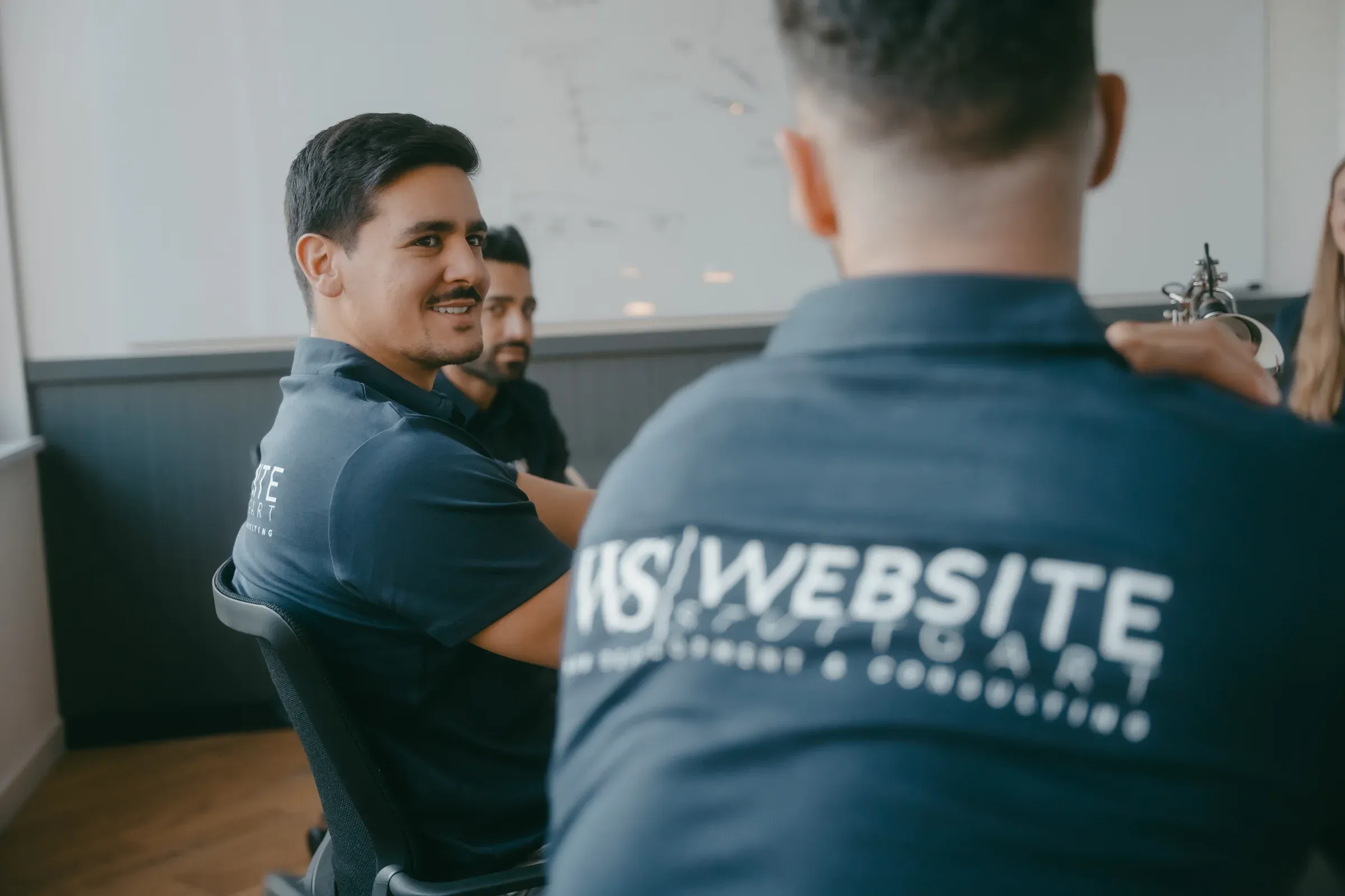 Das Team von Website Stuttgart im Gespräch im Besprechungsraum