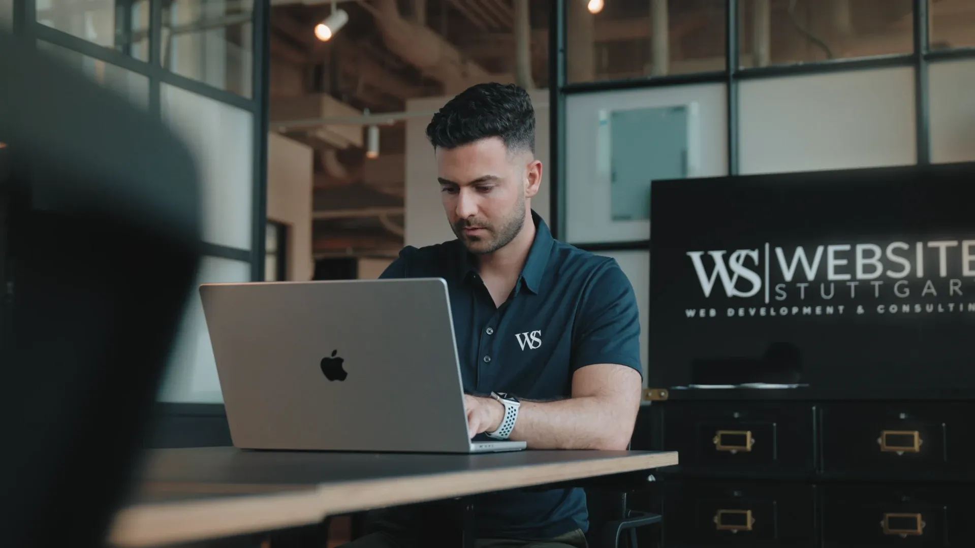 Mehmet Soysal, Gründer von Website Stuttgart, bei der Arbeit im Büro