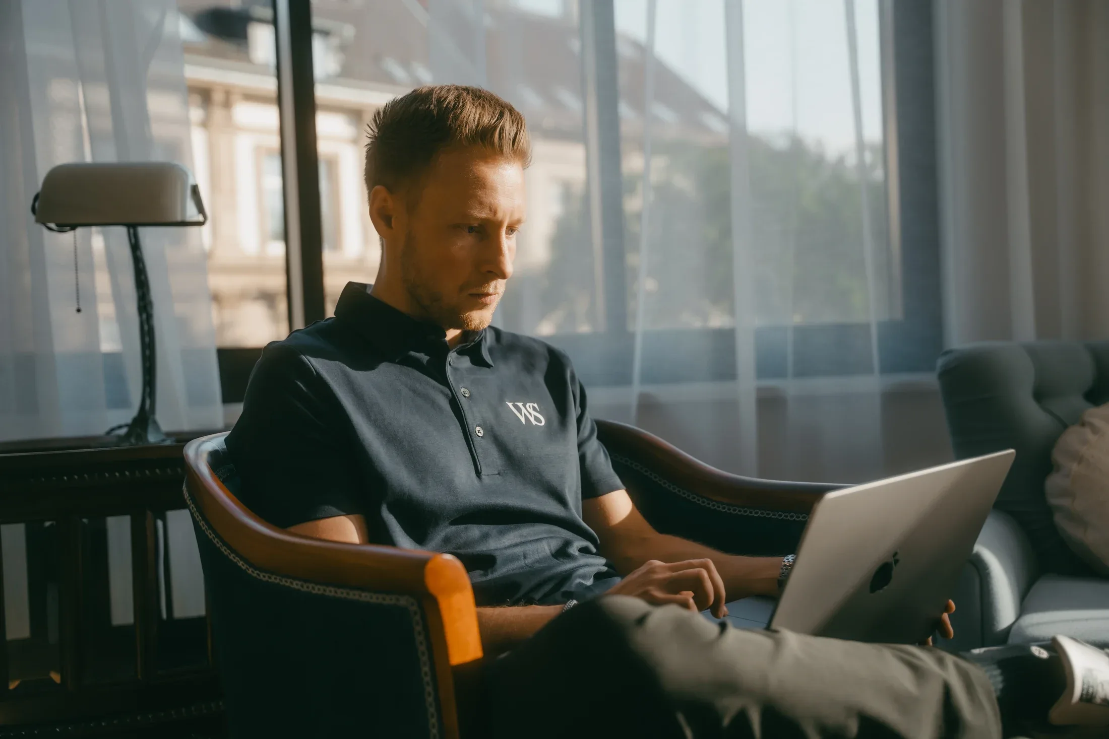KI-Beratung am Laptop in entspannter Atmosphäre bei Website Stuttgart in Stuttgart