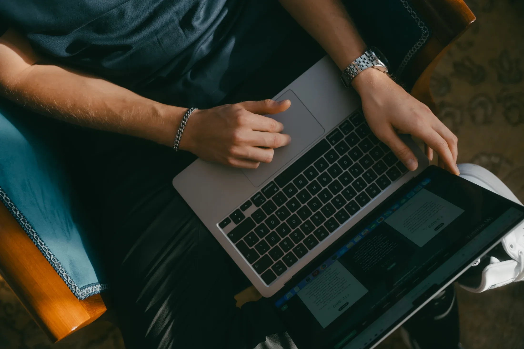 Hände auf der Tastatur — Umsetzung einer Landing Page bei Website Stuttgart