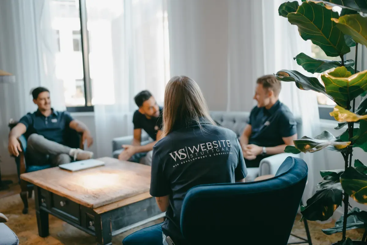 Das Team von Website Stuttgart im gemeinsamen Austausch