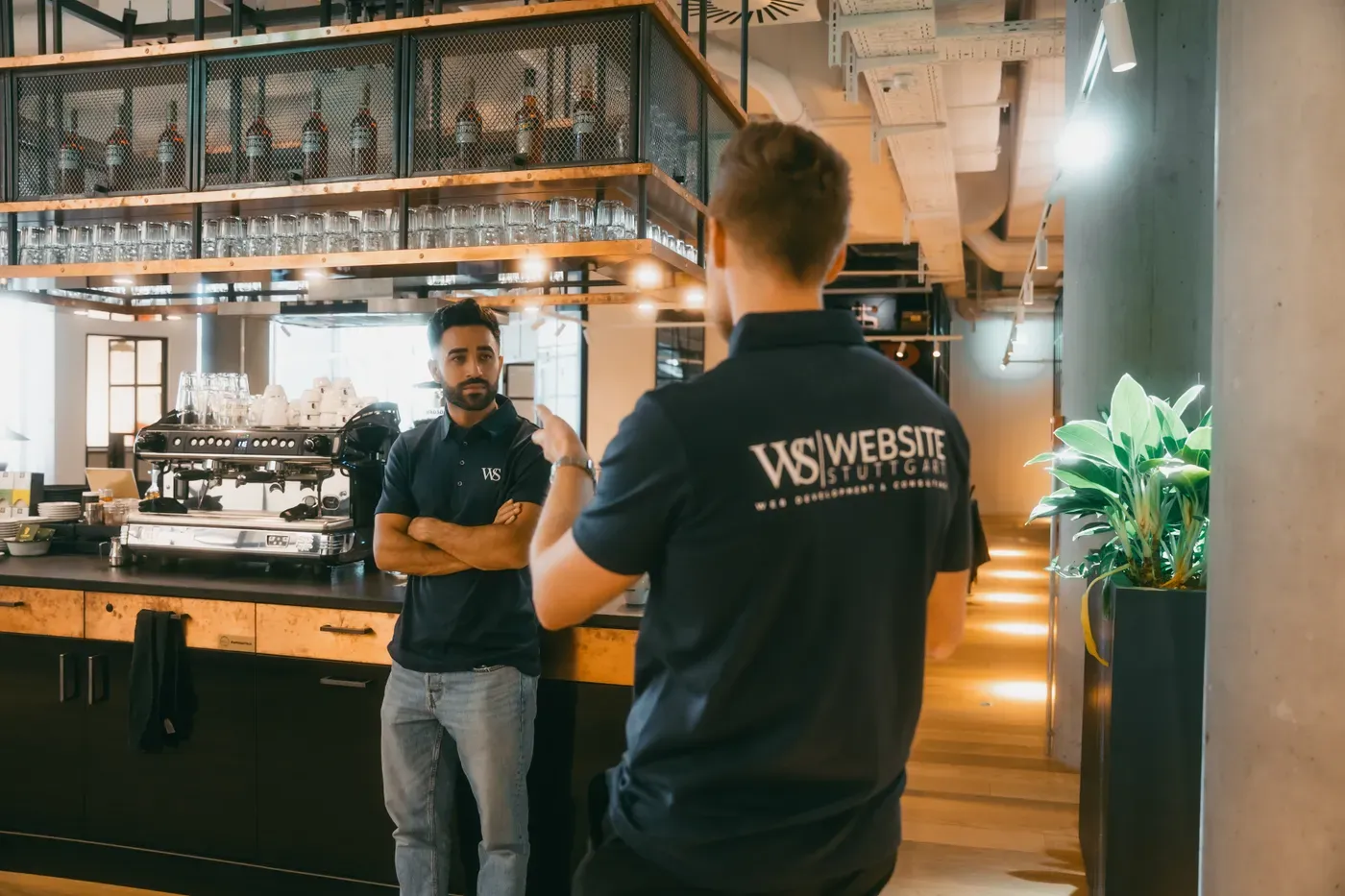 Beratungsgespräch in der Lounge von Website Stuttgart